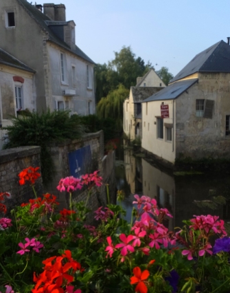 The little River Aure runs through the middle of Bayeux.